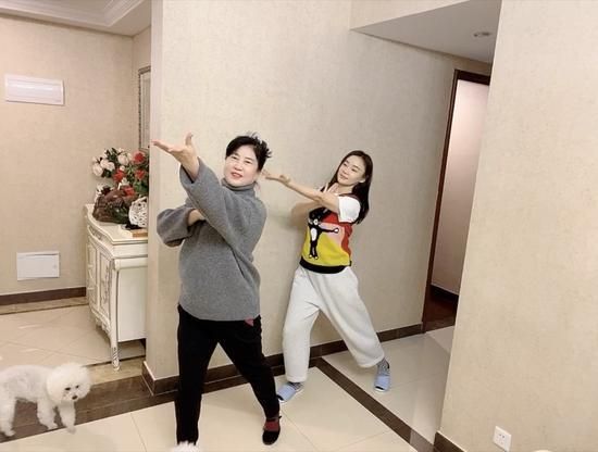 袁姗姗晒与妈妈跳广场舞视频 宅家日常正能量满满-1.jpg