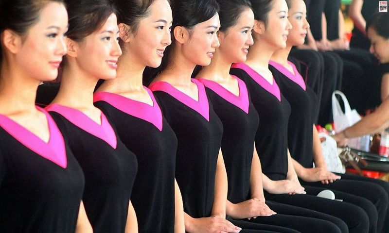 直击：礼仪小姐风光背后的魔鬼训练，每天最少训练12小时-1.jpg