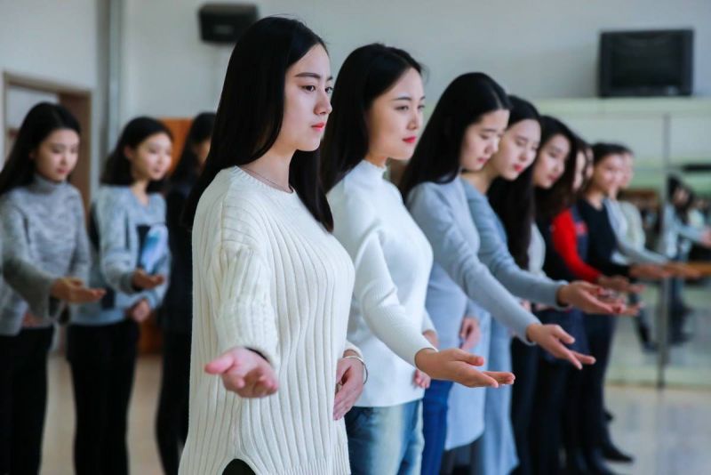 直击：礼仪小姐风光背后的魔鬼训练，每天最少训练12小时-5.jpg