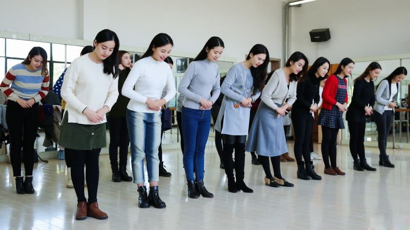 直击：礼仪小姐风光背后的魔鬼训练，每天最少训练12小时-6.jpg