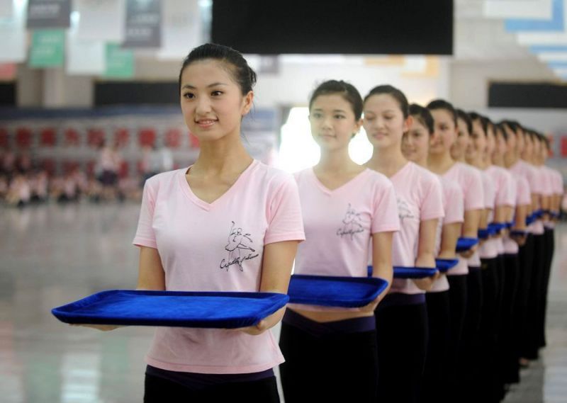 直击：礼仪小姐风光背后的魔鬼训练，每天最少训练12小时-7.jpg